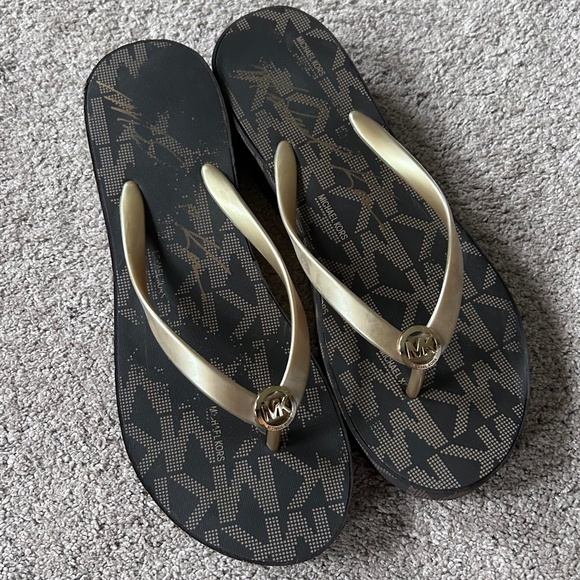 🔸Michael Kors Platform Flip Flops - Picture 1 of 12